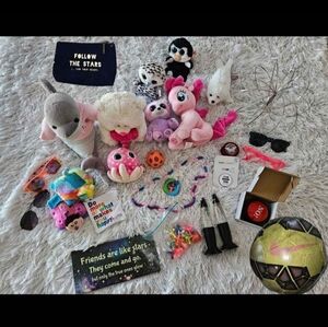 LOT OF TOYS 8 STUFFED ANIMALS FIDGET TOYS LAVA LAMP SIGN EMOJI PILLOW ECT GIRLS